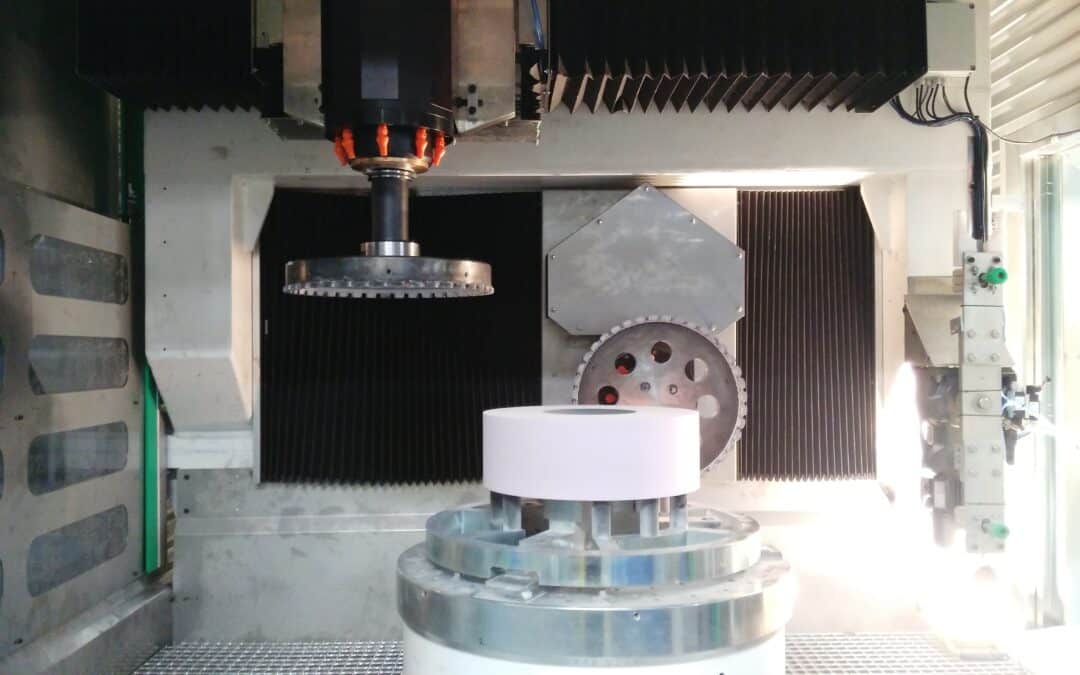 CNC de mecanizado de muelas abrasivas con carga y descarga  automática con un robot de 6 ejes. Saint-Gobain USA.
