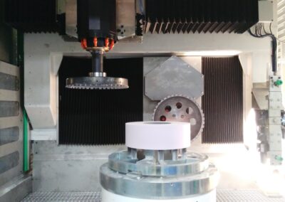 CNC de mecanizado de muelas abrasivas con carga y descarga  automática con un robot de 6 ejes. Saint-Gobain USA.