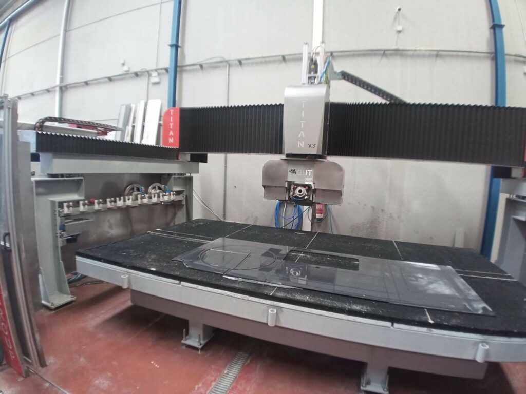 Automatización industrial. Máquina cortadora CNC Titan